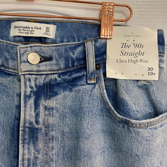 A&F Curve Love 90’s Jeans - Picture 2 of 6